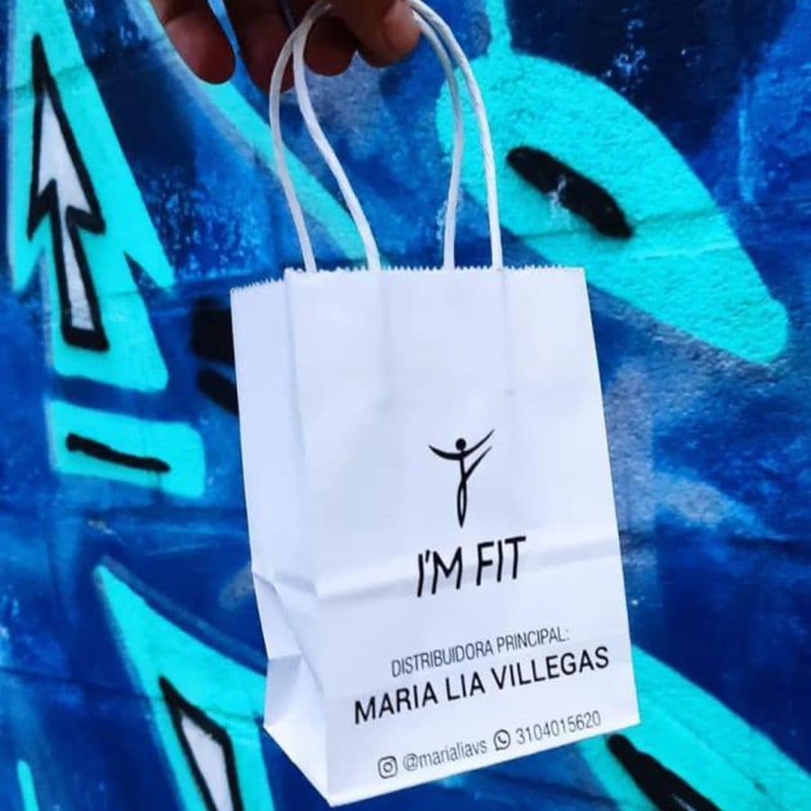 Bolsa de papel blanca con cargaderas retorcidas y logo impreso a una tinta