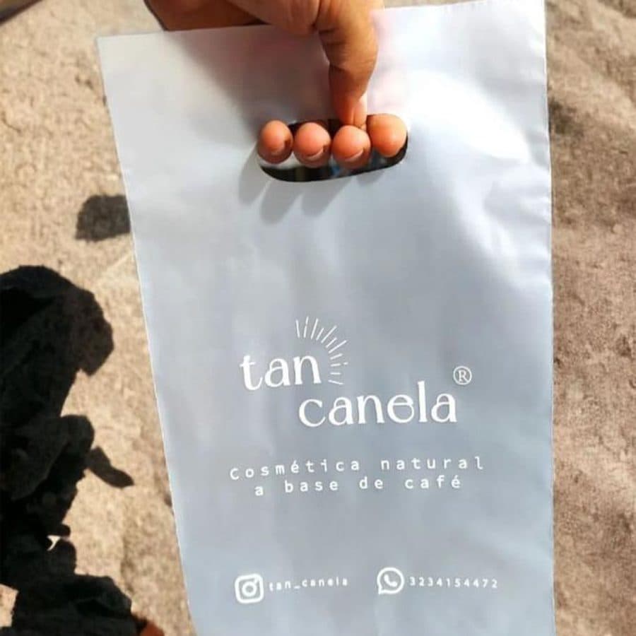 Bolsa plástica troquelada blanca personalizada con el logo de una marca de cosmética