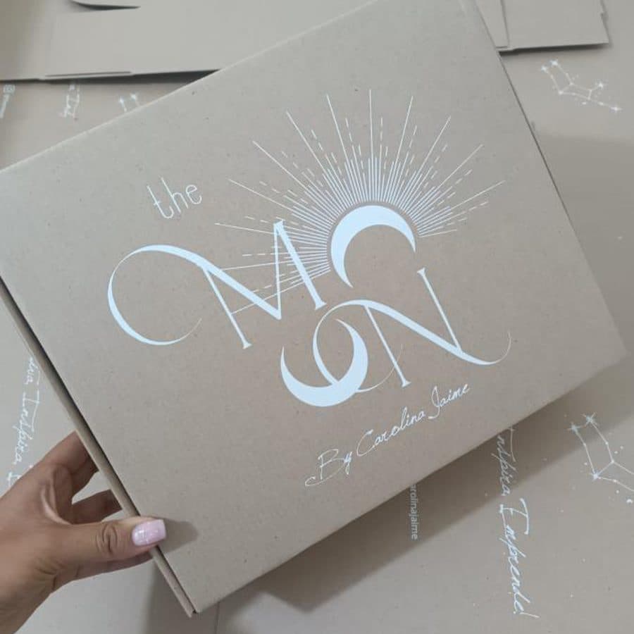 Caja de cartón microcorrugado personalizada con logo a una tinta