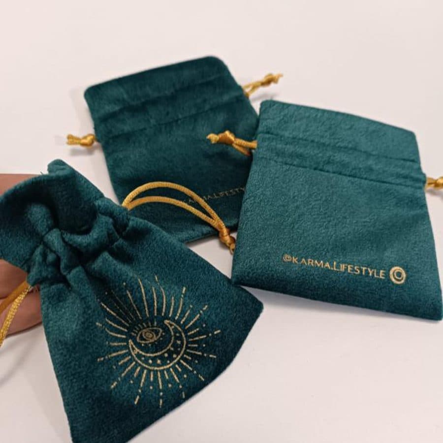 Saquito en gamuza con cordón para producto de alto valor